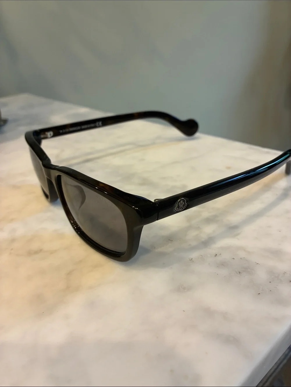 100% automatic Moncler Black Rectangular Sunglasses with Branded Temples